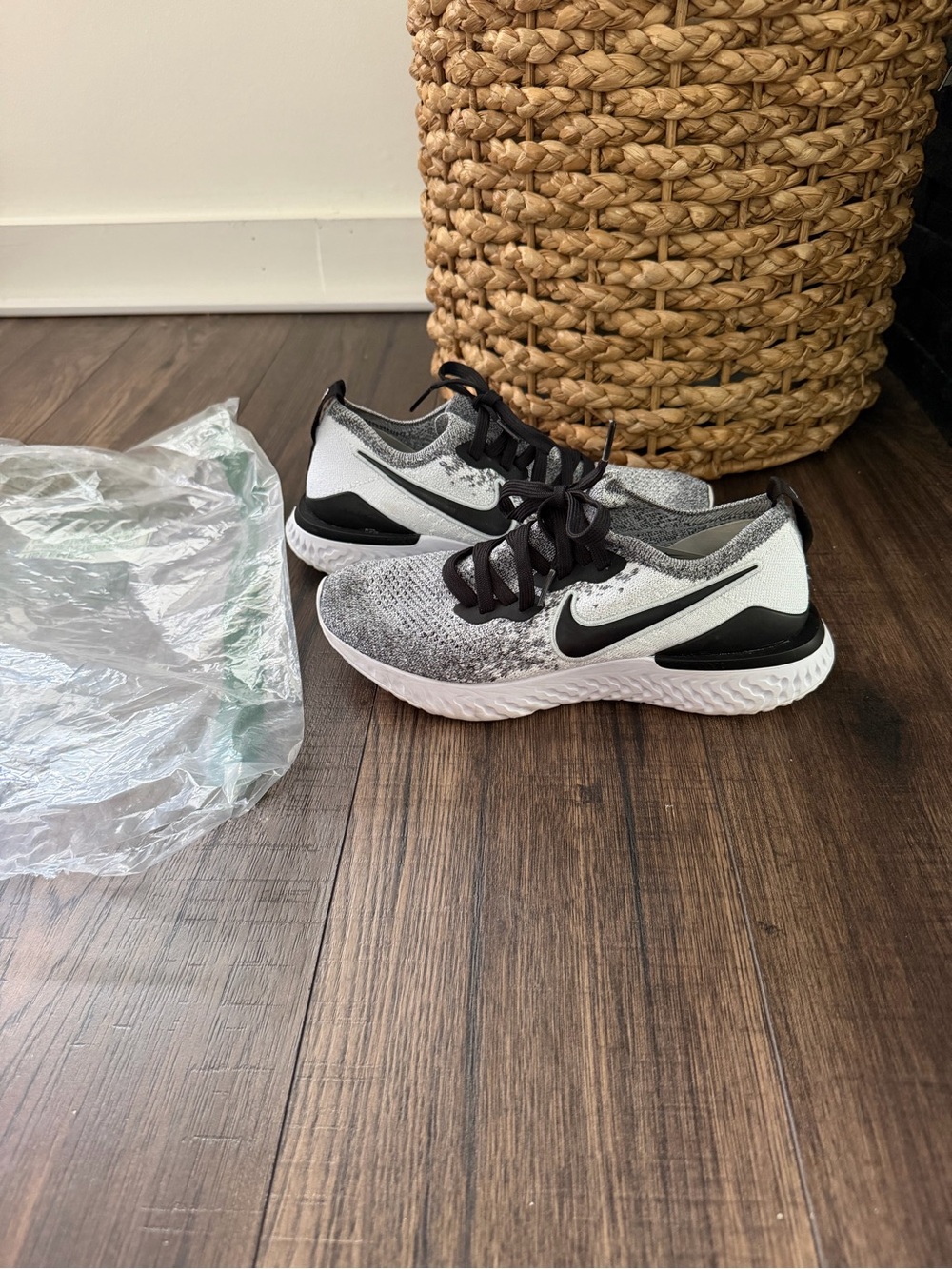 Nike Women's Epic React Flyknit 2 "Oreo" Colored Size 6.5 Store Display New